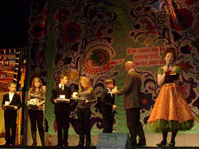 Николай Курьянович и Татьяна Лузан награждают победителей в номинации «Патриотический значок» Николай Курьянович и Татьяна Лузан награждают победителей в номинации «Патриотический значок»